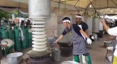 Bangkok rice cooker géant pour 200.000 personnes (vidéos)