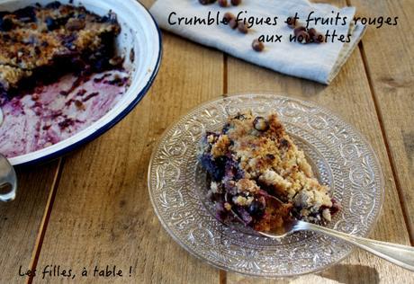 Crumble de figues, fruits rouges et noisettes