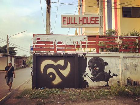 L'artiste et son oiseau rendent hommage a Rama IX (Street art)