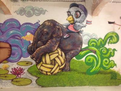 L'artiste et son oiseau rendent hommage a Rama IX (Street art)