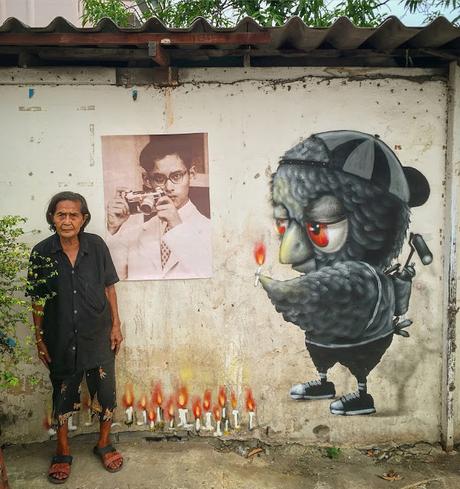 L'artiste et son oiseau rendent hommage a Rama IX (Street art)
