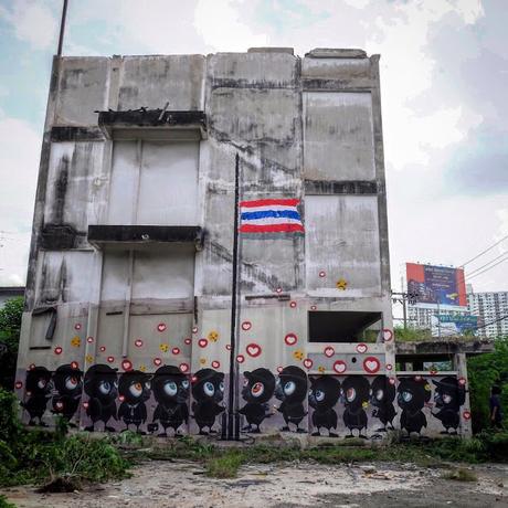 L'artiste et son oiseau rendent hommage a Rama IX (Street art)