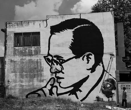 L'artiste et son oiseau rendent hommage a Rama IX (Street art)