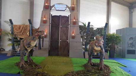 La porte de Jurassic World avec des raptors animatroniques. 