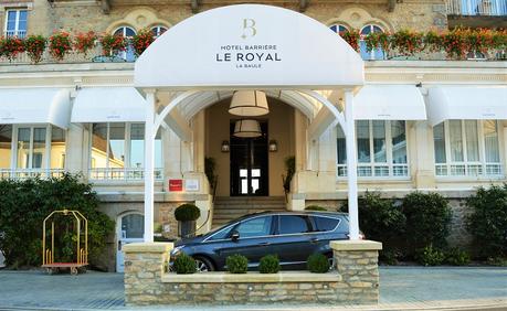 Ford S-Max Vignale garé en face de l'hôtel 5* Royal à La baule