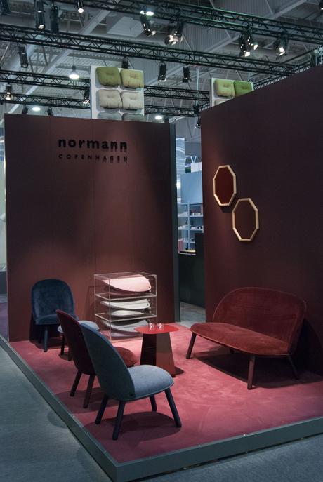 Sur le stand de Normann Copenhagen, l’ambiance feutrée est également de mise avec l’utilisation des velours des couleurs chaudes et les miroirs à encadrement dorée.