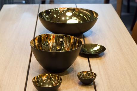 Chez Normann Copenhagen, le fameux bol Krenit a été remis au goût du jour avec un intérieur doré.