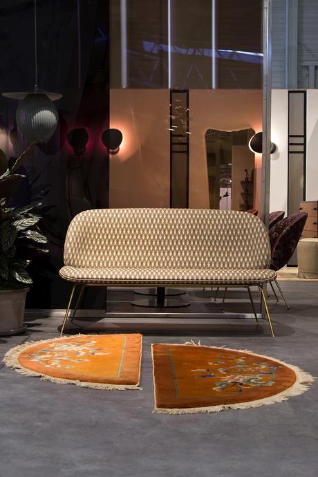 Ici chez Gubi, le dorée est présent à la fois dans les tissus que le piètement des meubles