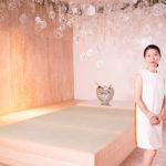 Collaboration Ritsue Mishima X Perrier-Jouët Ritsue Mishima posant devant l'installation réalisée pour Perrier-Jouët lors de la Miami Design Week 2015 © Perrier-Jouët