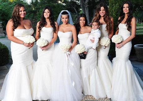 mariage Kim Kardashian et ses seurs dans robes de demoiselle d'honneur blanches.jpg