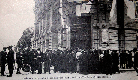 Queue devant la Banque de France à Orléans en 1914