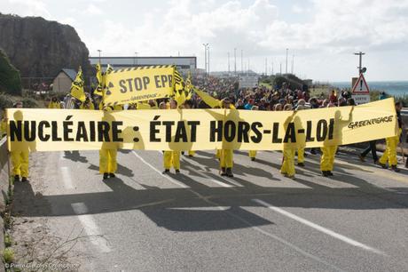 Transition énergétique : le gouvernement démissionne Des milliers de personnes manifestent contre l'EPR de Flamanville