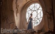 Belle (Emma Watson) dans la salle de bal du château de la Bête