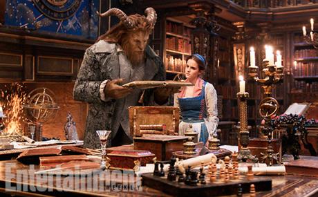 La Bête (Dan Stevens) et Belle (Emma Watson) dans la bibliothèque du château