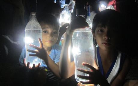 Avec des bouteilles en plastique, il est possible de fabriquer des lampes