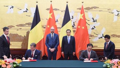 Hainan Airlines signe une lettre d’intention avec l’aéroport de Bruxelles en présence du Premier ministre chinois Li Keqiang et du Premier ministre belge Charles Michel