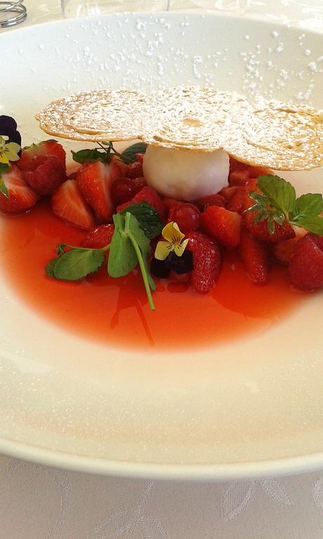 nage-de-fraises-arlette-croustillante-sorbet-perrier-gourmetsco
