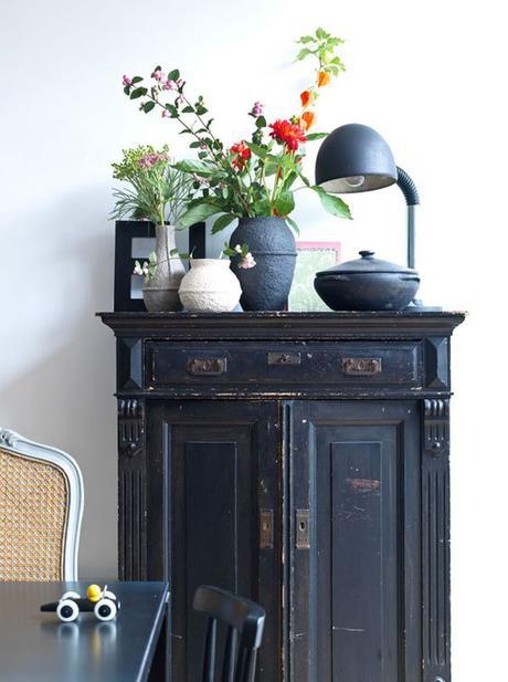 juste une touche de noir petit meuble noir ancien
