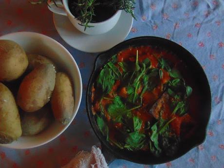 Tofu et pommes de terre au four avec sauce au chou-fleur et poivrons grillés