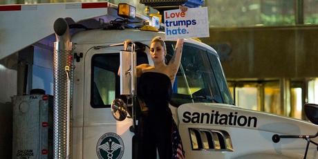 Lady Gaga proteste devant la Trump Tower