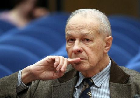 Michel Aglietta est l'un des 138 économistes qui ont rédigé le livre 'Sortir de l'impasse'. Il est photographié le 18 janvier 2012 à Paris / AFP/Archives