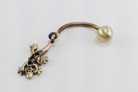 piercing de nombril en forme de lézare en or 18 carats