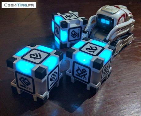 Cozmo Anki Robot joue avec 3 cubes