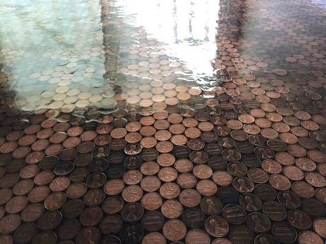 Cet internaute a eu l’idée de recouvrir son sol avec des centimes.