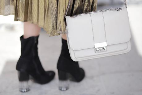 sac-a-main-blanc-casse-minimaliste-et-bottines-talon-transparent