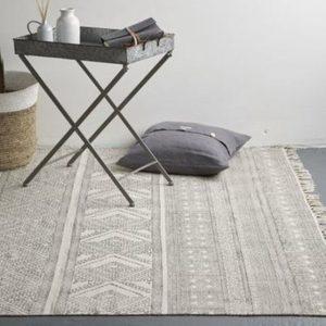 Un tapis graphique c’est chic : j’opte pour le noir et blanc