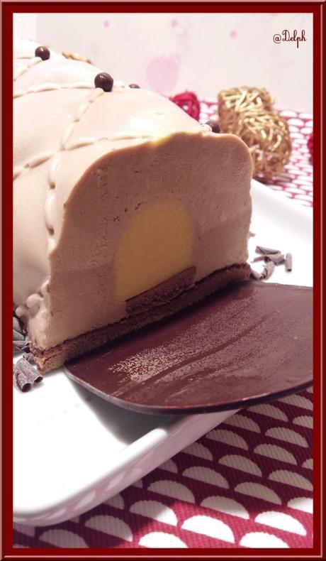 Bûche au chocolat et son Insert au crémeux de fruits de la passion L'intérieur.