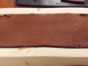 Bûche au chocolat et son Insert au crémeux de fruits de la passion Montage
