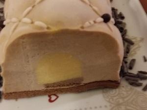 Bûche au chocolat et son Insert au crémeux de fruits de la passion Décoration
