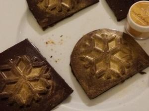 Bûche au chocolat et son Insert au crémeux de fruits de la passion Les embouts