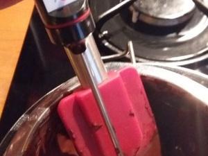 Bûche au chocolat et son Insert au crémeux de fruits de la passion Les embouts