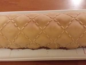Bûche au chocolat et son Insert au crémeux de fruits de la passion Décoration