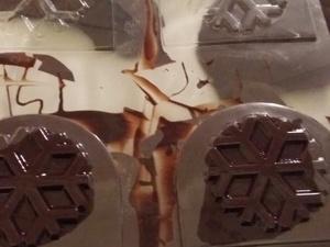 Bûche au chocolat et son Insert au crémeux de fruits de la passion Les embouts