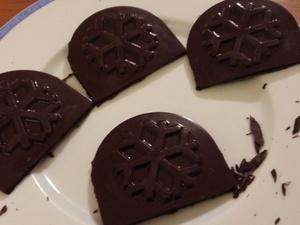 Bûche au chocolat et son Insert au crémeux de fruits de la passion Les embouts
