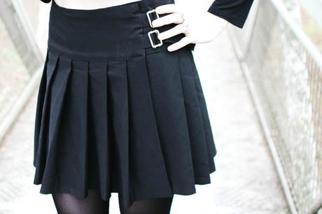 black-pleated-skirt