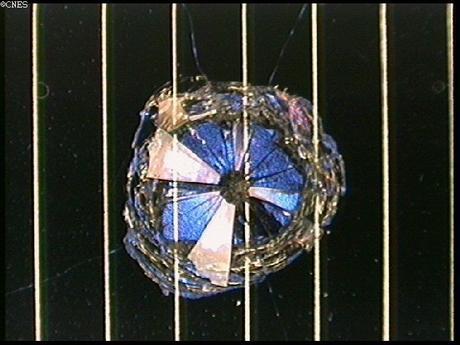 Se déplaçant en moyenne à 25.000 km/h, les débris spatiaux même minuscules peuvent occasionner des dégâts indésirables comme ici sur un panneau solaire d’Hubble — Crédit : NASA