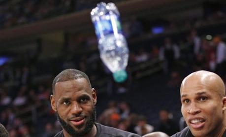 LeBron James se fait un petit « Water Bottle Challenge » détente sur le banc