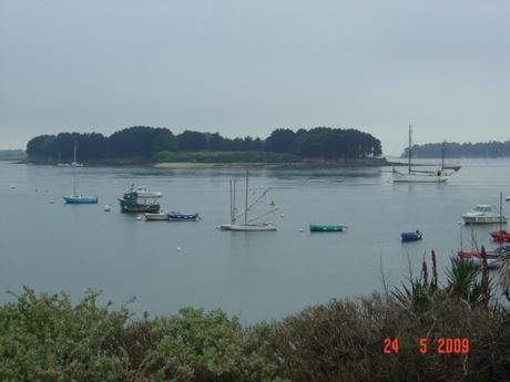 La bas au loin une île