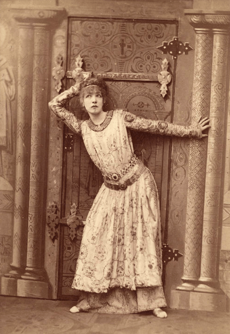 La légendaire Sarah Bernhardt dans le rôle de Théodora en 1884.