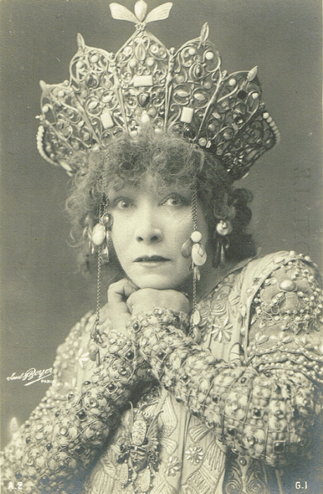 La légendaire Sarah Bernhardt dans le rôle de Théodora en 1900.