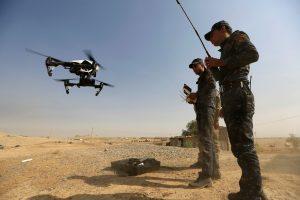 Des membre des forces irakiennes opèrent un drone pour le faire survoler une position de l'État islamique à l'extérieur de la ville de Safayah près de Mossoul, en Irak, le 23 octobre 2016. REUTERS/Zohra Bensemra.