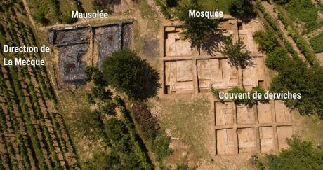 Vue des fouilles du site, avec les bâtiments identifiés.