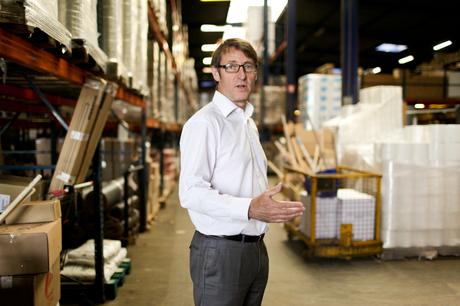Pascal Peyroutas dans l'entrepôt de stockage des produits et outils d'entretiens distribués par son entreprise. © E.R