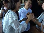 Rangoun, Midi entre doigt censeur l’enthousiasme foule