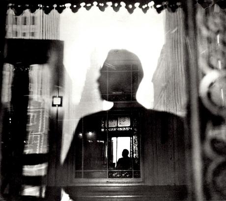 Louis Faurer, Autoportrait, métro aérien de la 3e Avenue, en regardant vers Tudor City, New York, vers 1947, 23,5x26,4cm, coll. Deborah Bell