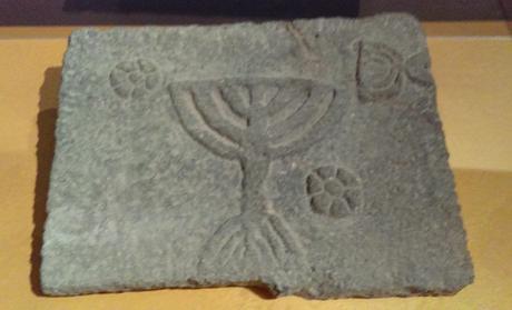 Trouver l’apaisement à Tel Aviv ? Menorah sur pierre, faux du XXe siècle